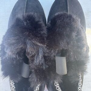 Black fur slippers for women